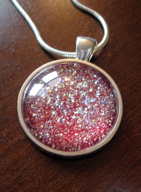 Nail Polish Jewelry, Diy Pendants, Glitter Necklace, Diy Glitter, Resin Jewelry Diy, Glitter Crafts, Glitter Nail Polish, Glitter Diy, Wire Crafts