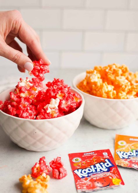 Koolaid Popcorn, Kool Aid Popcorn, Colored Popcorn Recipe, Jello Popcorn, Kool Aid Flavors, Flavored Popcorn Recipes, Popcorn Recipes Easy, How To Make Popcorn, Colored Popcorn