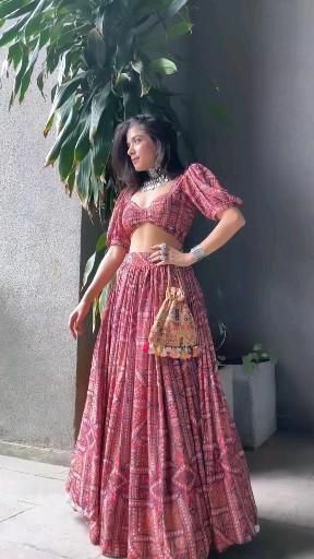 Garba Party Outfit, Outfits To Wear On Mehendi, Styling Traditional Outfits, Jaipuri Lehenga Choli Design, Lehenga Designs Wedding Guest, New Style Traditional Dresses, Indian Wear Outfit Ideas, Ideas For Traditional Outfits, Satin Shirts For Women Outfit Indian