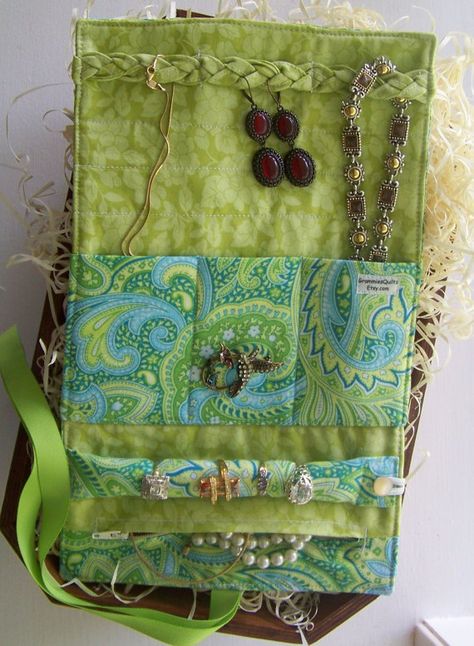 Diy Bag Organiser, Jewelry Travel Bag, Jewelry Roll Travel, Bags Patterns, Clean Gold Jewelry, Travel Jewelry Organizer, Jewelry Organizer Diy, Jewelry Roll, Handbag Organization