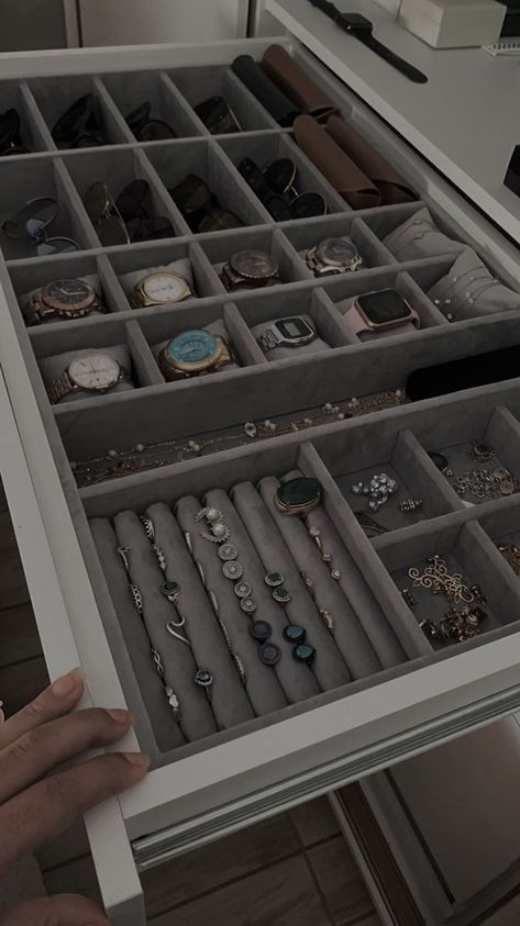 Closet Compartment Ideas, Jewelry Organizer Wardrobe, Jewelry Organizer Closet, Watch Organization, Jewelry Drawer Organizer, Hall Room Design, Organizing Walk In Closet, Small Bedroom Organization, Jewelry Organizer Drawer