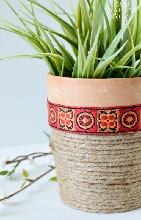 diy-jute-rope-planter African Crafts Kids, Rope Planter, Coiled Fabric Bowl, African Inspired Decor, Rope Projects, Plant Pot Diy, Jute Hanging, Rope Diy, Flower Pot Crafts