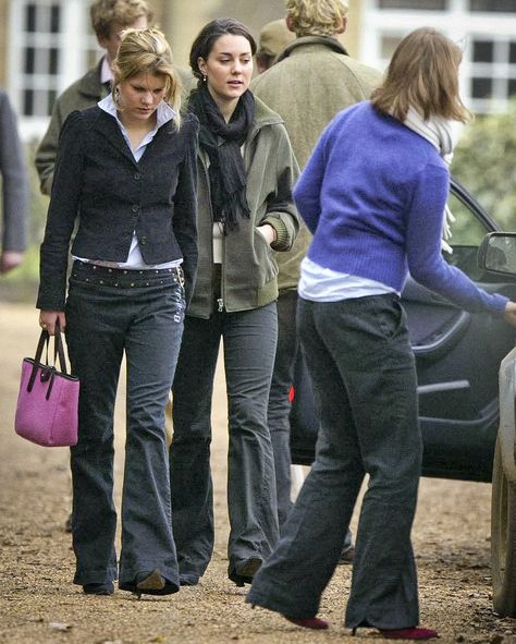 Kate Middleton And Prince William 2000s, Kate Middleton 2000s Style, Kate Middleton College, Kate Middleton Young, English Outfit, Kate Middleton Pictures, Middleton Family, Kate Middleton Outfits, College Days