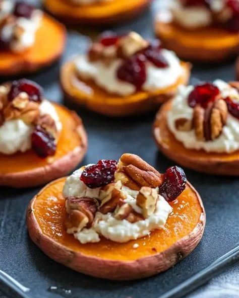 Roasted Sweet Potato Rounds with Whipped Goat Cheese, Cranberries, and Pecans - Miarecipes Sweet Potato Rounds, Lobster Cream Sauce, Potato Rounds, Whipped Goat Cheese, Baked Sweet Potatoes, Ina Garten Recipes, Roasted Sweet Potato, Cranberry Cheese, Crunchy Pecans