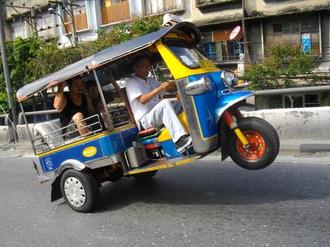 "Wheelstand" Tuk Tuk. Tuk Tuk's, Bangkok, Thailand. Best Tuk Tuk Photos, Thailand. More Thailand Info: http://islandinfokohsamui.com Tuktuk Illustration, Tuk Tuk Tattoo Design, Tuk Tuk, Thailand Train Market, Thailand Tuk Tuk, Sri Lanka Tuk Tuk, Piaggio Ape, Driving Games, Moto Car