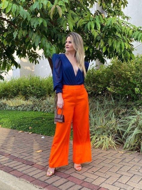 Pantalon Naranja Outfits, Orange Trousers Outfit, Orange Pants Outfit, Pantalon Orange, Colour Combinations Fashion, Color Combos Outfit, Color Blocking Outfits, Orange Pants, Color Combinations For Clothes