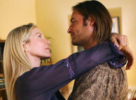 Sawyer and Juliet, Lost from The 50 Greatest TV Couples Ever  "They not only killed the Jack/Kate/Sawyer/Juliet quadrangle, they obliterated it to the point that we forgot it was ever a thing." Josh Holloway, Lost Tv Show, Elizabeth Mitchell, Best Tv Couples, Tv Couples, Movie Couples, Im Lost, Lost Love, Best Tv Shows