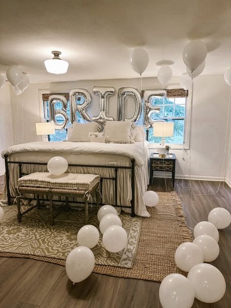 Bachelorette Bedroom Decor, Bachelorette Bedroom, Bride Balloons, Chic Bachelorette, Moh Duties, Bachelorette Decor, Bachelorette Party Decor, Bride To Be Balloons, Brides Room