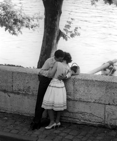 Paris 1950s, 1950s Love, Old Fashioned Love, You Are My Moon, Vintage Couples, Vintage Romance, Vintage Paris, Old Love, Old Soul