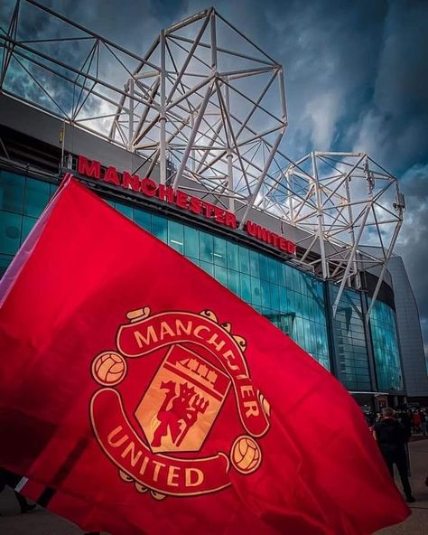 Manchester United Aesthetic, Manchester United Flag, British Football, Eagle Images, United Wallpaper, Manchester United Wallpaper, Manchester United Players, Manchester United Fans, Soccer Stadium