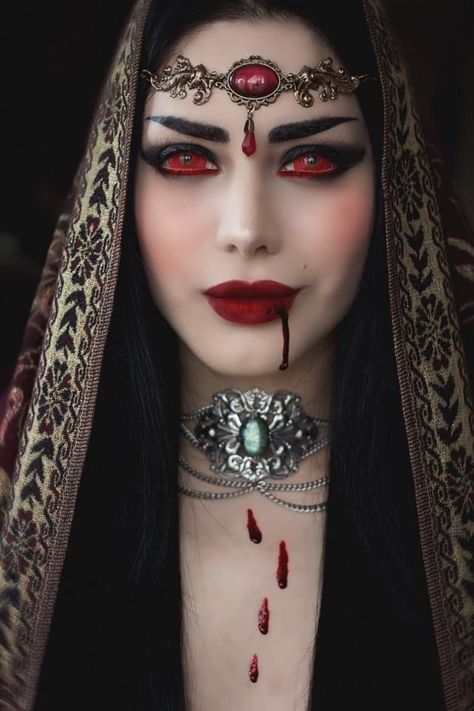 Pretty Vampire, Vampire Women, Vampire Costumes, Vampire Pictures, Horror Make-up, Victorian Vampire, Vampire Makeup, Female Vampire, Vampire The Masquerade