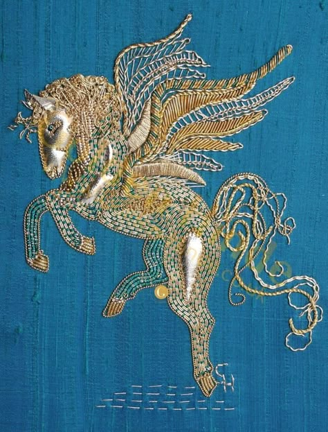 Handwork Design, Goldwork Embroidery, Gold Work Embroidery, Tambour Embroidery, Animal Embroidery Designs, Hand Work Embroidery, Handwork Embroidery Design, Animal Embroidery, Hand Embroidery Art