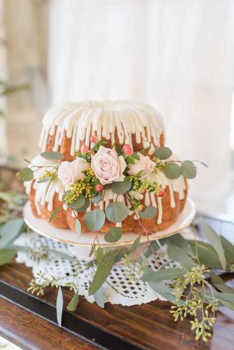 Wedding bundt cake decorated with roses Boho Bundt Cake, Floral Decorated Bundt Cake, Two Tier Bundt Cake, Bunt Cake Decorating, Bundt Cake Wedding Display, Wedding Bundt Cake, Nothing Bundt Cakes Wedding, Instead Of Wedding Cake, Bundt Cake Decorations