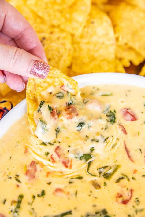 Easy Spinach Queso - only 3 ingredients! I love this stuff! Tastes just like the Spinach Con Queso at J. Alexander's/Redlands Grill. I could make a meal out of this yummy dip! Can make the dip in the microwave or in the slow cooker. Serve with tortilla chips. Great for parties, tailgating, or as a side to all your favorite Mexican dishes! #dip #queso #spinach #velveeta #cheesedip #rotel Cheesedip Rotel, Spinach Dip With Rotel, Spinach Queso Dip, Spinach Queso, Con Queso Dip, Velveeta Recipes, Hot Spinach Dip, Nachos Cheese Dip, Creamy Spinach Dip