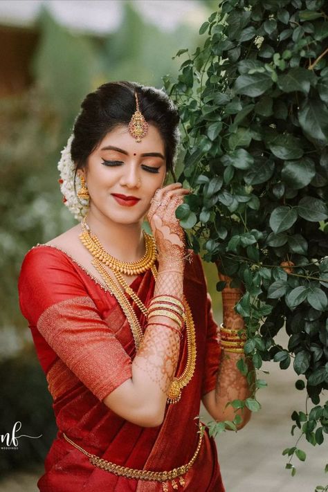 Kerala Bridal Hindu Makeup by Vikas Vks Brides Of Kerala, Kerala Wedding Hairstyles Hindus, South Indian Bride Poses, Hindu Bride Kerala, Kerala Bridal Look, Wedding Hair Indian, Hindu Bridal Hairstyles Kerala, Hairstyle Marriage, Kerala Bridal Makeup