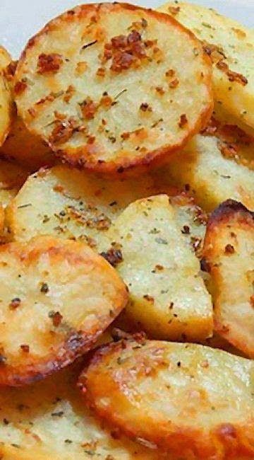 Potato Slices, Baked Garlic, Potato Side Dishes, God Mat, Think Food, Sliced Potatoes, Potato Dishes, Idee Pasto Sano, Side Recipes