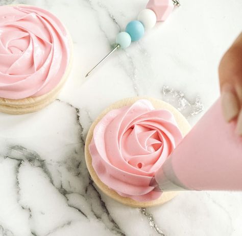 Royal Icing Roses On Cookies, Rose Cookies Decorated, Rose Sugar Cookies, Girl Baby Shower Cookies, Spring Sugar Cookies, Swirl Sugar Cookies, Rose Icing, Rosette Cookies, How To Pipe Roses