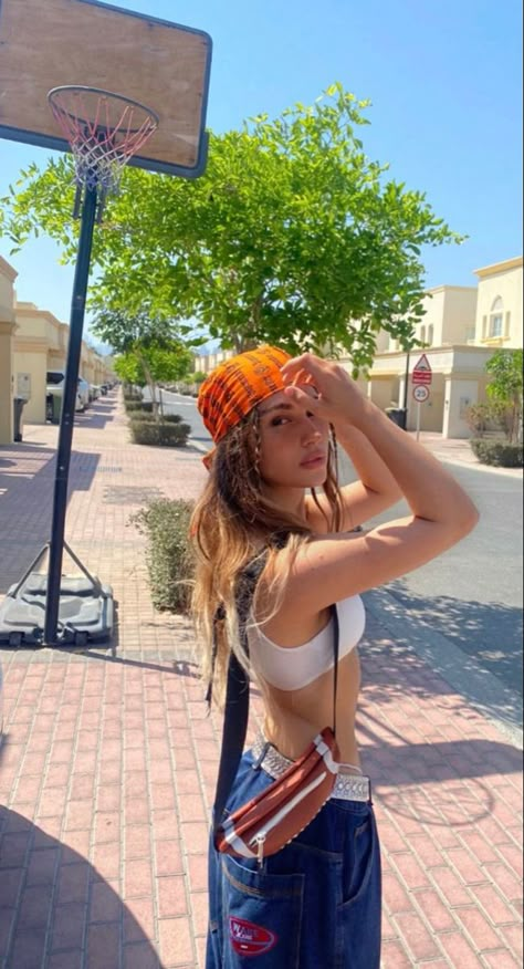 Headscarf Street Style, Bandana Outfits For Women, Baggy Summer Fits, Outfit With Bandana, Girl With Bandana, Bandana Streetwear, Outfit Bandana, Bandana Fits, Bandana Outfit