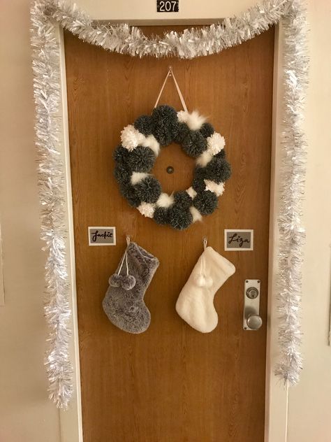 Beautiful holiday door decorations for college students! Diy Christmas Dorm Decor, Xmas Dorm Decorations, Uni Christmas Decorations, Dorm Holiday Decorations, Christmas Door Decorations For Dorm, Christmas Door Decorations Bedroom, Christmas Room Door Decorations, Dorm Room Holiday Decor, Christmas Decor Ideas For Dorm Room