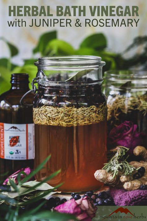 Herbal Bath Vinegar with Juniper & Rosemary Rosemary Tincture, Herb Bath, Herbs Recipes, Herbal Vinegar, Ayurveda Recipes, Raw Apple Cider Vinegar, Natural Things, Herbs Garden, Natural Recipes