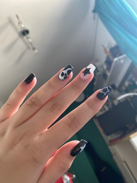 Emo Nail Ideas, Emo Nails, Concert Nails, Euphoria Nails, Short Nail Manicure, Fake Nails Designs, Aesthetic Nails, Grunge Nails, Basic Nails