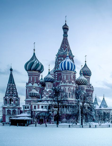 Los monumentos de Europa más espectaculares cubiertos de nieve Dark Room Photography, St Basil's, World Geography, Travel Wishlist, Church Architecture, Europe Vacation, I Want To Travel, Beautiful Places To Travel, City Streets