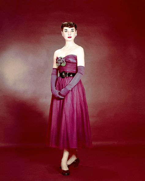 Audrey Hepburn Born, Violet Dress, 1950s Outfits, Audrey Hepburn Style, Violet Dresses, Classic Movie Stars, Old Hollywood Stars, Classic Actresses, Girl Movies