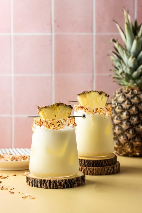 Pineapple Coconut Margarita, Coconut Tequila, Low Calorie Cocktails, Coconut Margarita, Best Summer Cocktails, Pineapple Margarita, Cocktail And Mocktail, Mixed Drinks Recipes, Pineapple Coconut