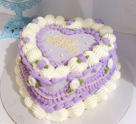 Vintage Heart Cake Lavender, Lavender Vintage Cake, Lavender Heart Cake, Green And Purple Cake, Lavender Party Theme, Lavender Cake Design, Purple Vintage Cake, Lavender Birthday Cake, Purple Heart Cake