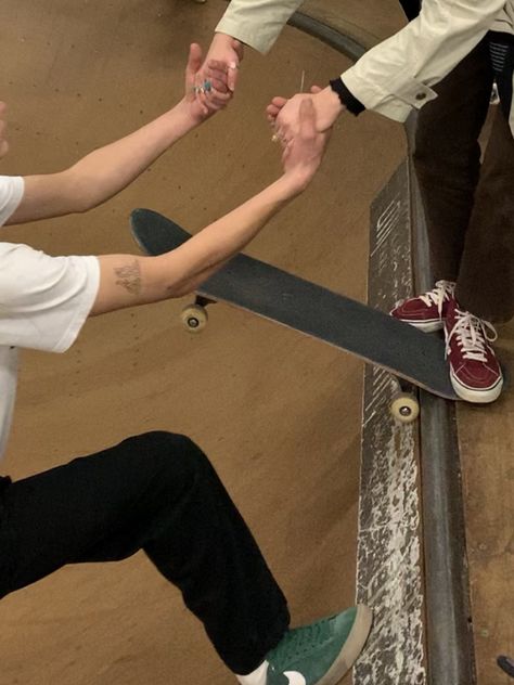 Bf Teaching Gf To Skate, Pretty Couple Aesthetic, Skater Bf Aesthetic, Skater Bf And Gf, Skater Relationship Aesthetic, Skate Couple Aesthetic, Skateboard Couple Aesthetic, Skater Boyfriend Aesthetic, Indie Couple Aesthetic