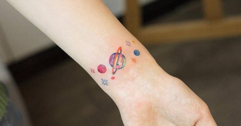 Artista Tatuador: Zihee. Tags: estilos, Acuarelas, Astronomía, Planetas, Saturno. Partes del cuerpo: Muñeca. Inner Wrist Tattoos, Cool Wrist Tattoos, Flower Wrist Tattoos, Tattoo Trend, Planet Tattoos, Wrist Tattoos For Guys, Tattoo Zeichnungen, Muster Tattoos, Theme Tattoo