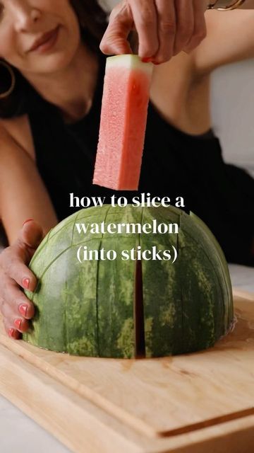 Nicole Keshishian Modic | KALEJUNKIE® on Instagram: "HOW TO TO SLICE A WATERMELON INTO STICKS 🍉! 👉🏼 Follow @kalejunkie for more tips! This method makes watermelon “sticks,” which are so fun, easy to eat, with no mess! Pro tip: stick a popsicle stick into them, freeze; and now you have frozen watermelon popsicles! Method: slice a watermelon in half. Flip one half upside down. Make slices about 2 inches apart from one another. Then turn the watermelon around (as shown in the video) and make mor Easy Watermelon Recipes, Watermelon Sticks, Fruit Hacks, Fun Easter Decorations, Cooking Box, Watermelon Popsicles, Frozen Watermelon, Creative Food Art, Fruit Arrangements