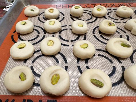 Ghraybeh (Middle Eastern Shortbread Cookies) Arabic Cookies Recipes, Persian Cookies Recipes, Middle Eastern Cookies, Middle Eastern Sweets, Middle Eastern Desserts, Lebanese Recipes, Middle Eastern Recipes, Melt In Your Mouth, Shortbread Cookies