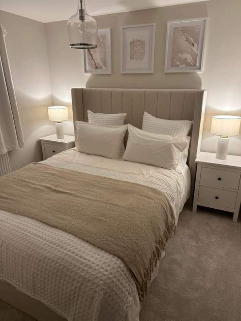 Modern Bedroom Design Brown, Beige Bed Board, Nordic Bedroom Aesthetic, Pretty Room Colors Bedrooms, Beige And White Beds, Cream Small Bedroom Ideas, Light Beige Bed Frame, Simple Beige Room Ideas, Bedroom Lighting Ideas Minimalist