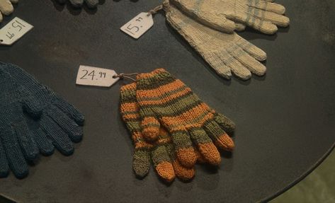 Oc California, Coraline Aesthetic, Coraline Jones, Crochet Inspo, Coraline, Tim Burton, Cute Crochet, Winter Glove, Me Core