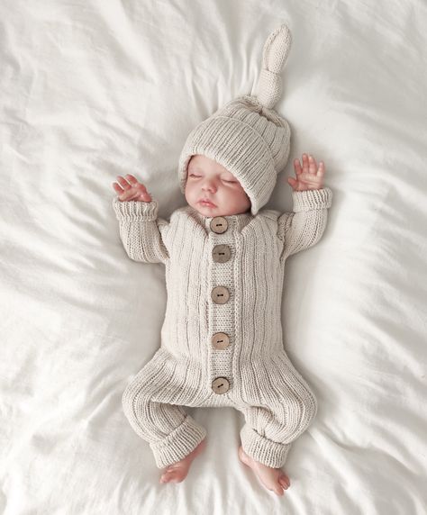 Baby Romper Pattern Free, Knitted Baby Romper, Knitted Baby Sweater, Onesie Pattern, Clothes Design Ideas, Knitted Baby Outfits, Ribbed Romper, Baby Romper Pattern, Ribbed Jumpsuit