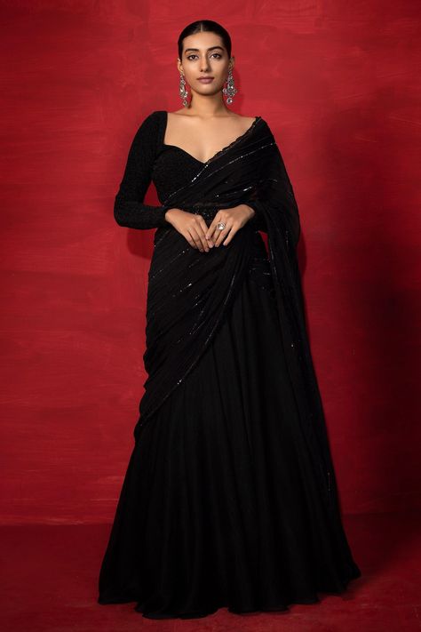 Georgette Saree With Full Sleeve Blouse, Black Blouse Neck Design, Stylish Black Blouse Design, Black Cocktail Blouse, Blouse Designs For Women Saree, Sari Blouse Designs Full Sleeves, Sequin Saree Blouse Designs Full Sleeves, Blouse Design With Full Sleeves, Black Saree With Black Blouse