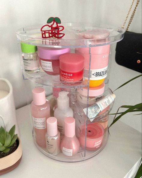 Skincare shelf pastel room pink trendy tiktok glossier glow recipe pink laneige lush snow fairy kylie jenner kylie skin gisou Lush Snow Fairy, Pink Juice Moisturizer, Skincare Shelf, Pink Juice, Gel Face Moisturizer, Glow Recipe Watermelon, Makeup Shelves, Skincare Guide, Combo Skin