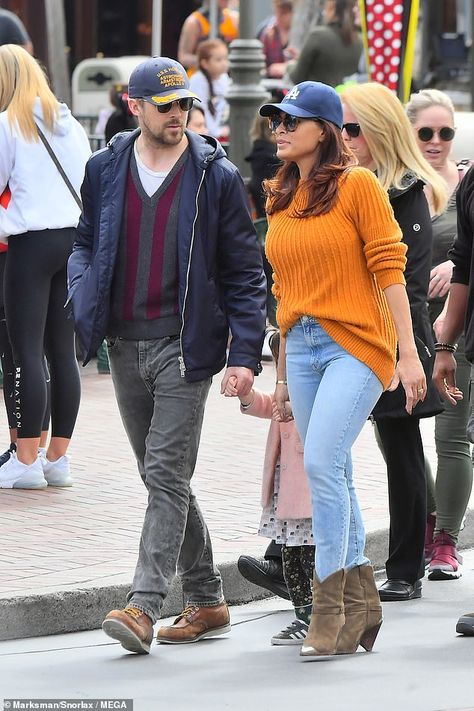 Happy family: The two walked side by side, their youngest child between them ... Eva Mendes And Ryan, Couple Photoshoot Outfits, Ryan Gosling Style, Eva Mendez, Райан Гослинг, Eva Mendes, Taylor Swift Outfits, Pippa Middleton, Couple Photoshoot