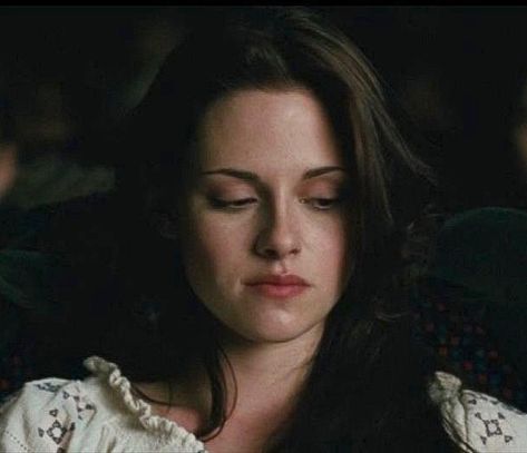 Bella New Moon, Bella Swan Makeup, Bella Twilight, Roslyn Bon Iver, Bella Swan Aesthetic, Aaliyah Pictures, Twilight Photos, Kristen Stewart Style, Twilight Pictures