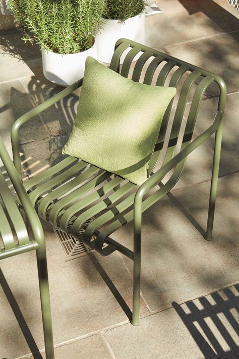 Modern green armchair - Decoist Balcony Furniture Layout, Modern Balcony Furniture, Green Outdoor Furniture, Outdoor Furniture Modern, Patio Furniture Layout, Green Terrace, Green Armchair, Outdoor Dining Chair, Patio Furniture Cushions