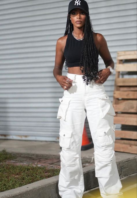 Yankee Hat Outfits Black Women, Style White Cargo Pants, Cargo Pants Outfit Casual, Knotless Braids Goddess, White Cargo Pants Outfit, Hat Street Style, Black Festival Outfit, Carefree Fashion, Cargo Pants For Women