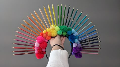 Colored pencils and pom poms combined to make an epic rainbow crown @crayola Rainbow Crown, Hidden Hair Color, Rainbow Costumes, Rainbow Crayon, Easter Hair Bows, Rainbow Headband, Headpiece Diy, Diy Costumes Kids, Diy Kostüm