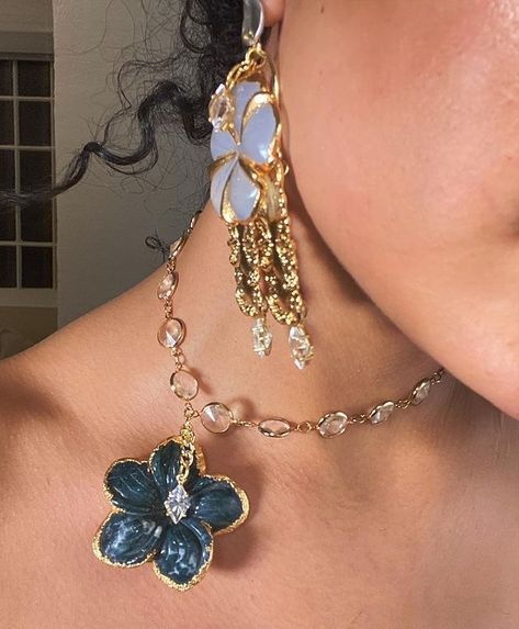 Kali Uchis Jewelry, Vintage Flower Jewelry, Maximilist Jewelery, Dope Jewelry Accessories, Dope Jewelry, Jewelry Fashion Trends, Funky Jewelry, Jewelry Lookbook, Fashion Mistakes