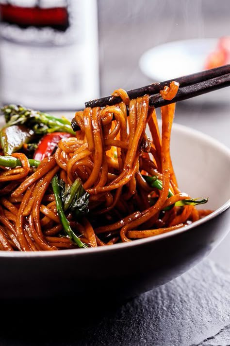 Easy vegetable chow mein - Simply Delicious Saucy Noodles, Vegetable Chow Mein, Easy Vegetable, Chow Mein, Asian Cooking, Asian Dishes, Butter Chicken, Weeknight Meals, Pasta Recipes