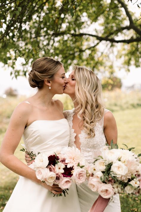 Lesbian Wedding Photography, Wlw Wedding, Lesbian Weddings, Wedding Hairstyles Bridesmaid, Stunning Wedding Venues, Woman Loving Woman, Warehouse Wedding, Two Brides, Rooftop Wedding