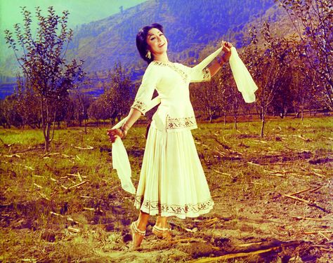 #MalaSinha Retro Bollywood Fashion, Mala Sinha, Bollywood Pictures, Collage Frame, Bollywood Posters, Retro Bollywood, Simple Kurta Designs, Vintage Bollywood, Vintage Icons