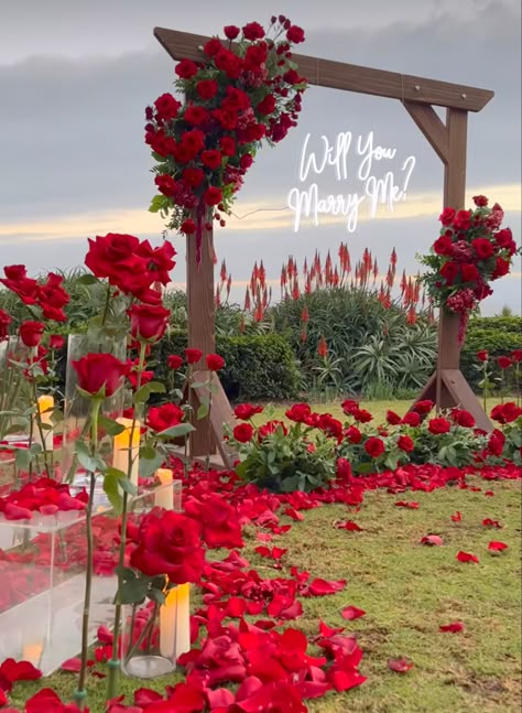 Wedding Proposal Ideas Engagement, Beach Wedding Red, Main Table Wedding, Cute Proposal Ideas, Rose Wedding Theme, Red And White Weddings, Red Wedding Theme, Conjoined Twins, Wedding Table Designs