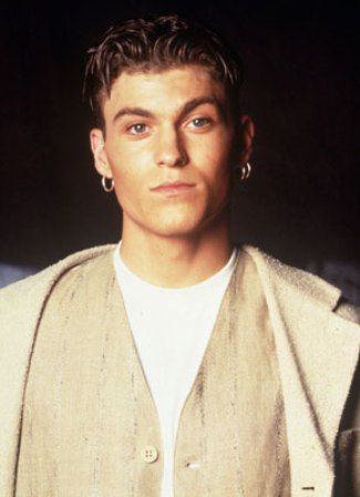 brian austin green.. those earrings are badass Brandon Walsh, Photographic Portraits, 90s Boys, Childhood Crushes, Brian Austin Green, 90s Men, Beverly Hills 90210, 1990's Fashion, Best Tv Shows