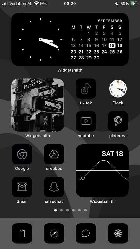 Iphone Icons Organize Aesthetic Black, Iphone Layout Black And White, Black And White Homescreen Ideas, Ios 16 Home Screen Ideas Aesthetic Dark, Aesthetic Black Homescreen, Black And White Aesthetic Homescreen, Homescreen Ideas Black And White, Organize Phone Apps Iphone, Black And White Homescreen Layout